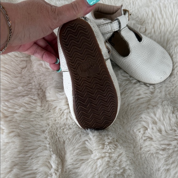Monkey Feet White Leather Baby Shoes sz 18-24 mo - Picture 3 of 4